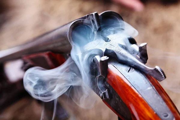 Kouř z lovu double barrel vintage brokovnice po firing.Comcept lovu. Closeup — Stock fotografie