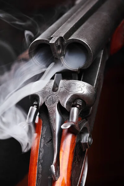 Kouř z lovu double barrel vintage brokovnice po firing.Comcept lovu. Closeup — Stock fotografie