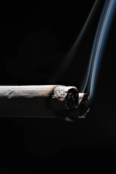 Dos cigarrillos para fumar en el fondo negro.Espacio de copia — Foto de Stock
