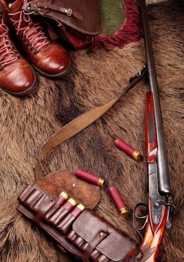 Çift namlu vintage av tüfeği, avcılar çanta, deri palaska ve deri çizme mmunition, yaban domuzu kürk üzerinde avcılık yakın çekim. Uzay kopyalayın. Kavram avcılık
