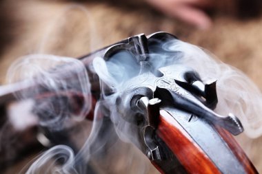 Bir av çift namlulu vintage av tüfeği firing.Comcept avcılık sonra duman. Portre