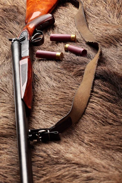 Jacht dubbele vat vintage shotgun en lederen bandolier munitie, op de wilde zwijnen bont, close-up. Kopieer ruimte. Concept jacht — Stockfoto