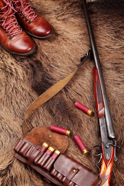 Çift namlu vintage av tüfeği, deri çizme, deri palaska mmunition, yaban domuzu kürk üzerinde avcılık yakın çekim. Uzay kopyalayın. Kavram avcılık