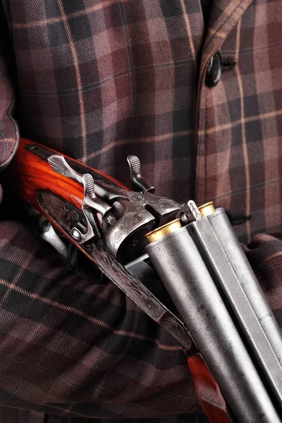 Vadász tart a kezében vadászat dupla hordó vintage shotgun öltözött kabát cellában. Close-up.Copy tér. Koncepció vadászat. Englsih vadász koncepció. — Stock Fotó