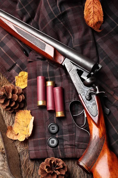 Avcılık çift namlulu vintage av tüfeği, kovan üzerinde hücresinde, avcılar ceketindeki yakın çekim. Uzay kopyalayın. Kavram avlar. Englsih avcı kavramı. Sonbahar