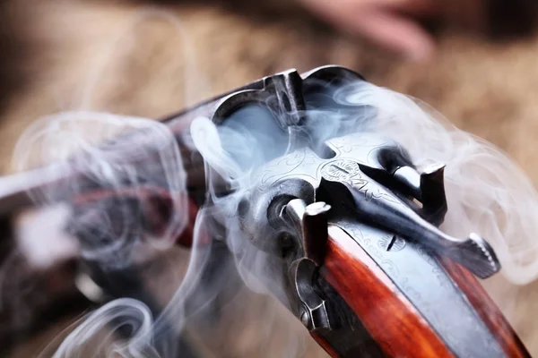 Kouř z lovu double barrel vintage brokovnice po firing.Comcept lovu. Closeup — Stock fotografie