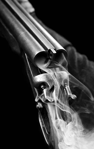 Kouř z lovu double barrel vintage brokovnice po firing.Comcept lovu. Closeup.Black a bílá — Stock fotografie
