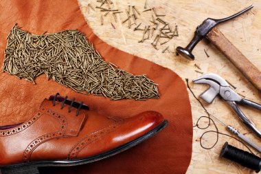 Kunduracı ayakkabıcı araçlarıyla tablosunda bir ayakkabı şeklinde deri brogues ayakkabı deri ve çivi parçalar üzerinde emretti. Yaratıcı görüntü
