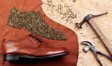 Kunduracı ayakkabıcı araçlarıyla tablosunda bir ayakkabı şeklinde deri brogues ayakkabı deri ve çivi parçalar üzerinde emretti. Yaratıcı görüntü