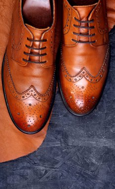 Moda klasik erkek kahverengi oxford brogues parça deri koyu ahşap arka plan cilalı. Üstten Görünüm. Kopya alanı