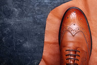 Moda klasik erkek kahverengi oxford brogues parça deri koyu ahşap arka plan cilalı. Üstten Görünüm. Kopya alanı