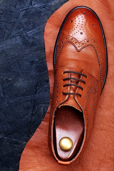 Moda klasik erkek kahverengi oxford brogues parça deri koyu ahşap arka plan cilalı. Üstten Görünüm. Kopya alanı