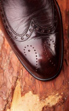 Chelsea boots kahverengi deri çam tahtada cilalı. Çizmeler ağda. Space.top görünümü kopyalayın. Portre