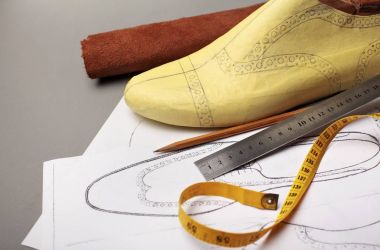 Bir Ayakkabı Tasarım modelleme. İşyeri ayakkabı tasarımcısı seçici odak. Kopya alanı.