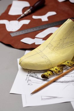 Bir Ayakkabı Tasarım modelleme. İşyeri ayakkabı tasarımcısı seçici odak. Kopya alanı.
