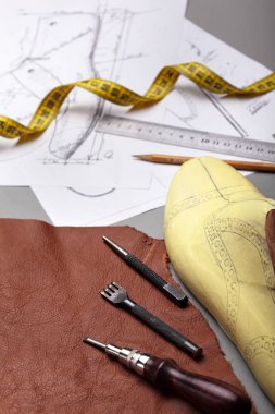 Bir Ayakkabı Tasarım modelleme. İşyeri ayakkabı tasarımcısı seçici odak. Uzay kopyalayın. Üstten Görünüm