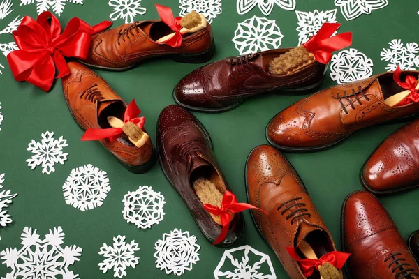 クリスマス ツリーは、古典的な洗練されたオックスフォードからグリーン レザーの背景に短靴靴を作った。創造的なクリスマス ツリー。クリスマス商戦。靴屋のクリスマス。領域をコピーします。酷似の雪の結晶 — ストック写真