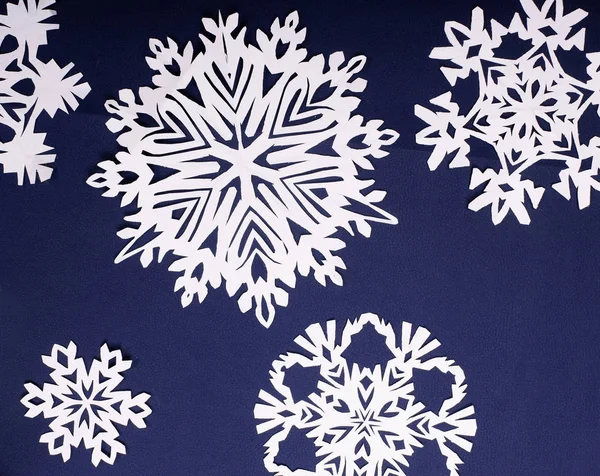 Fondo de estilo invernal. Copos de nieve de papel sobre fondo púrpura —  Fotos de Stock