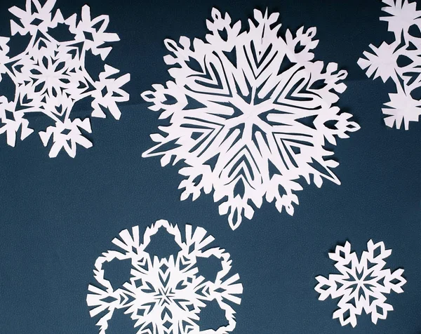 Fondo de estilo invernal. Copos de nieve de papel sobre fondo azul —  Fotos de Stock