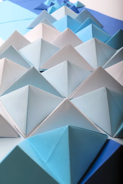Polietileno de papel de tono azul abstracto hecho de fondo tetraedro. Útil para tarjetas de visita y web . — Foto de Stock