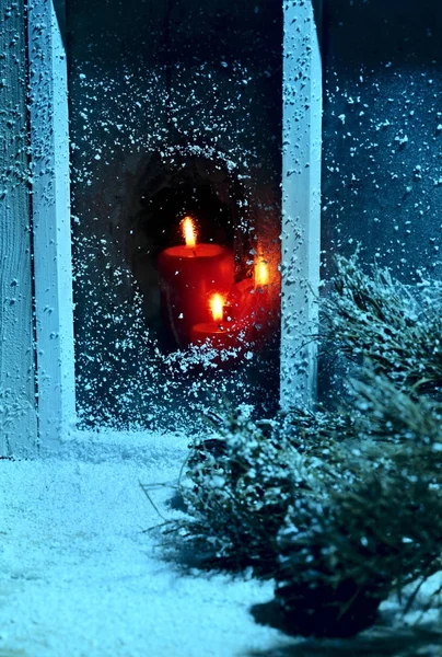 Ventana esmerilada con velas encendidas.Tarjeta de felicitación de Navidad.Fotografía Athmosperic. Enfoques selectivos.Noche de Navidad — Foto de Stock