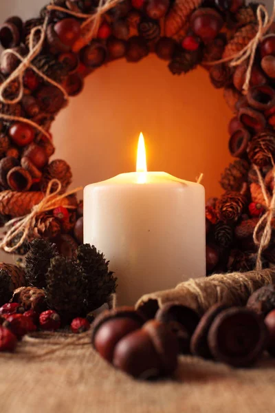 Adventní věnec žalud, kužely a therds s hořící svíčky pro pre vánoční čas. Teplé Foto — Stock fotografie
