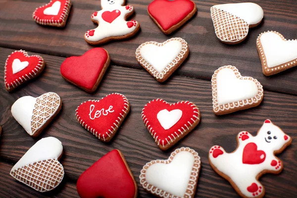 Печенье в форме сердца на День Святого Валентина. Пряники Валентина на деревянном фоне — стоковое фото