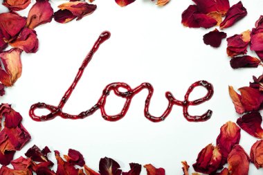 Frenk üzümü reçeli başlık aşk. ve yaprakları kurutulmuş ROSEE'nin. Gıda tipografi. Kavram aşk. Sevgililer günü arka plan. Yazı tipi