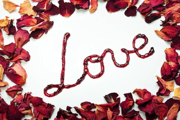 Frenk üzümü reçeli başlık aşk. ve yaprakları kurutulmuş ROSEE'nin. Gıda tipografi. Kavram aşk. Sevgililer günü arka plan. Yazı tipi