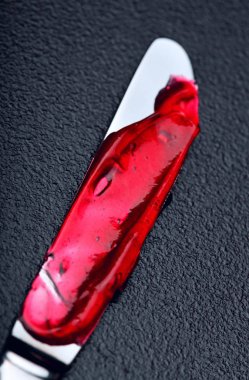 Kırmızı reçeli bıçak. Bıçakta dramatik bir reçel. Lezzetli bir arka plan. Creative. closeup