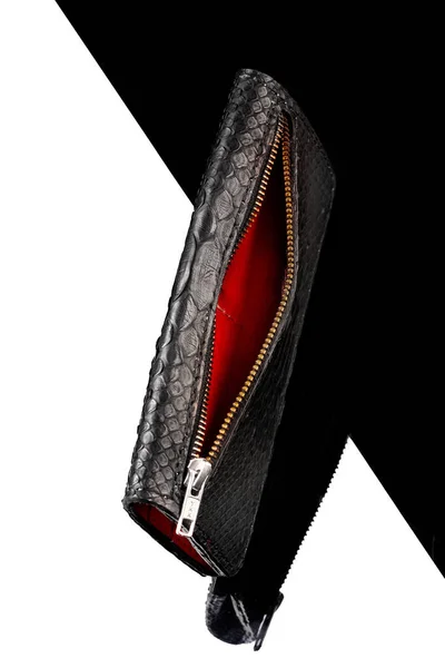 Portafoglio lungo in pelle di coccodrillo nera e pelle rossa all'interno.Portafoglio di lusso.Sfondo bianco e nero — Foto Stock