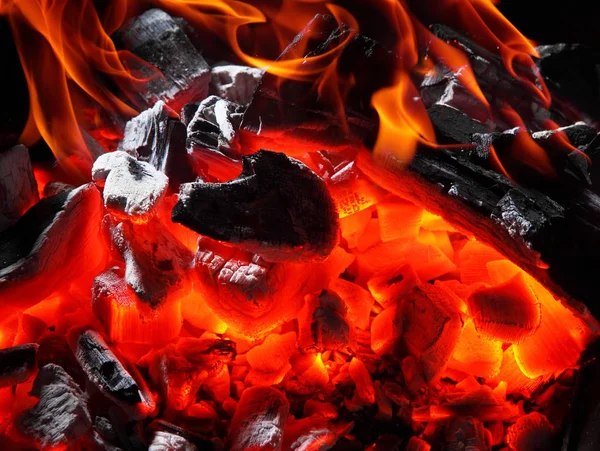 炭焼きのクローズ アップは、炎を発射します。非常に熱い木炭テクスチャ. — ストック写真