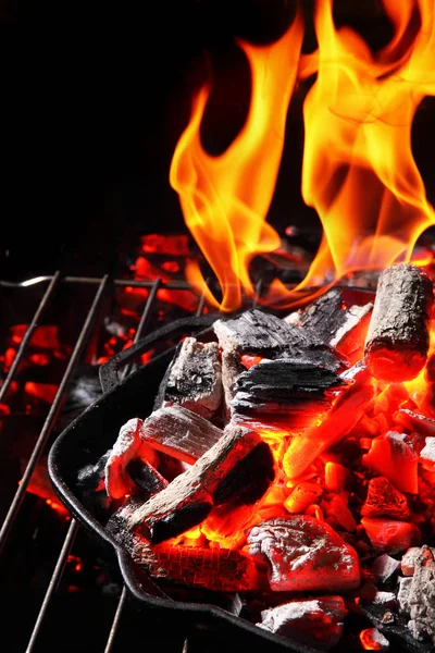 Burning charcoal.With Bright Flame.In ghisa griglia padella per friggere.Cocnept barbecue Grill.On The Black Background.Copy spazio — Foto Stock