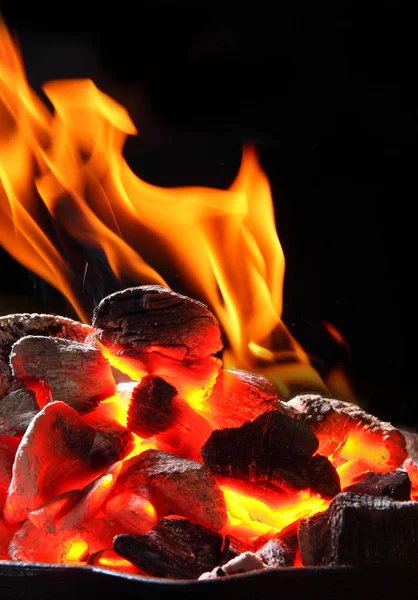 Burning charcoal.With Bright Flame.Cocnept barbecue Grill.On The Black Background.Copia spazio — Foto Stock