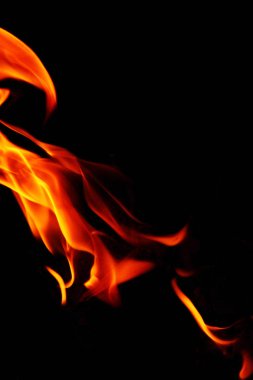 Siyah arka plan üzerine alevler ateş. Soyut yangın. Arka plan. Siyah izole