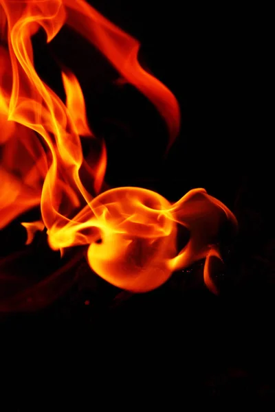 Feuer Flammen auf schwarzem Hintergrund. Abstraktes Feuer. Abstrakter Hintergrund. Isoliert auf schwarzem Hintergrund — Stockfoto