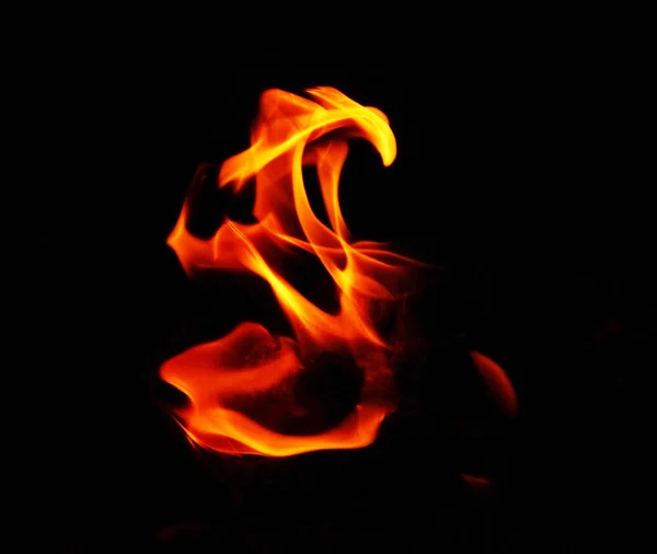 Feuer Flammen auf schwarzem Hintergrund. Abstraktes Feuer. Abstrakter Hintergrund. Isoliert auf schwarzem Hintergrund — Stockfoto