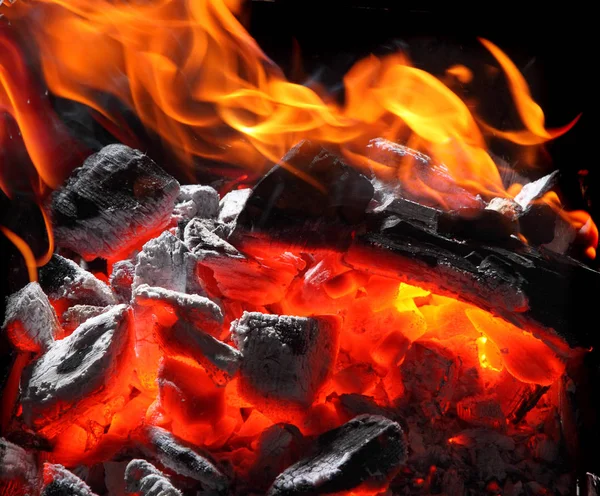 Gros plan de charbon de bois brûlant avec des flammes de feu.Texture de charbon de bois brûlant . — Photo