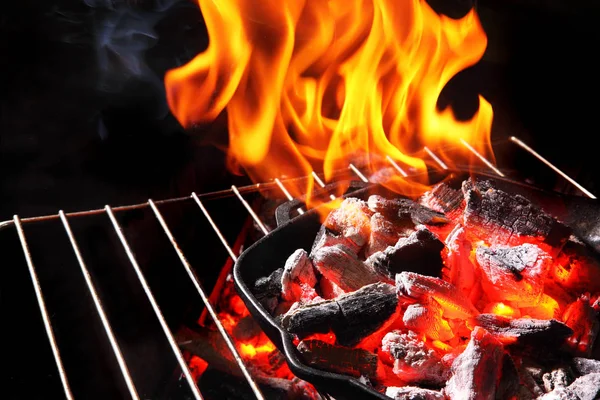 Burning charcoal.With Bright Flame.In ghisa griglia padella per friggere.Cocnept barbecue Grill.On The Black Background.Copy spazio — Foto Stock