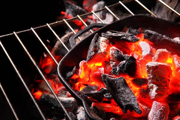 Brennende Holzkohle.in Gusseisen Grill Frittieren pan.cocnept Barbecue Grill.on dem schwarzen Background.copy Raum — Stockfoto