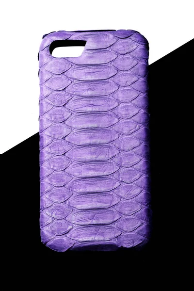 Ексклюзивний ультрафіолетовий шкіряний чохол для смартфона. На чорно-білому тлі — стокове фото