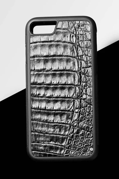 Aligator krokodyl czarny ekskluzywne skórzane etui dla smartphone. Luksusowy pokrowiec. Na tle czarno-białe — Zdjęcie stockowe