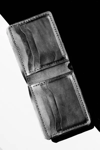 Cartera de piel de cocodrilo negro.Cartera de lujo.Fondo blanco y negro — Foto de Stock