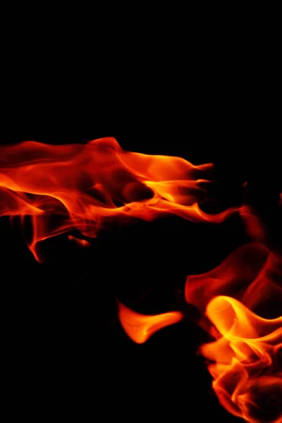 Llamas de fuego sobre fondo negro.Fuego abstracto.Fondo abstracto .Aislado sobre negro — Foto de Stock