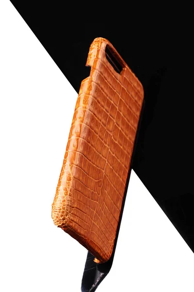 Ekskluzywny złoty krokodyla skórzane etui na smartfona. Luksusowy pokrowiec. Na tle czarno-białe — Zdjęcie stockowe