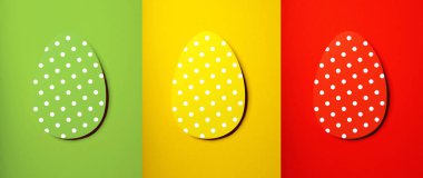 Kolaj ile noktalı yeşil, sarı, kırmızı kağıt yumurta Paskalya tebrik kartı. Yaratıcı tebrik kavramı. Metniniz için kopya alanı ile düzen