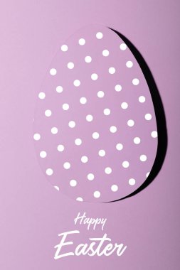 Noktalı pastel pembe kağıt yumurtalı Paskalya tebrik kartı. Yaratıcı tebrik kavramı. Yazıt mutlu paskalyalar. Düzen. Minimalosm