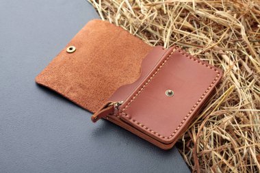 Kahverengi deri erkek cüzdan yapılmış. Çok renkli. Deri el sanatları. Koyu arka plan üzerinde. Üstten Görünüm