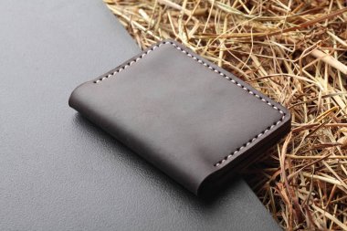 Kahverengi kart sahibi. El yapımı deri adam kart sahibi. Çok renkli. Deri el sanatları. Yaratıcı zemin üzerine. Üstten Görünüm