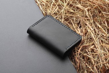 Siyah kart sahibi. El yapımı deri adam kart sahibi. Çok renkli. Deri el sanatları. Yaratıcı zemin üzerine. Üstten Görünüm